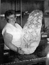 Ángeles Torres González, presenta una pieza de pan de más de siete kilos